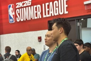 媒体人：上海队主帅卢伟现场观战夏联 与翻译刚下飞机就来场地